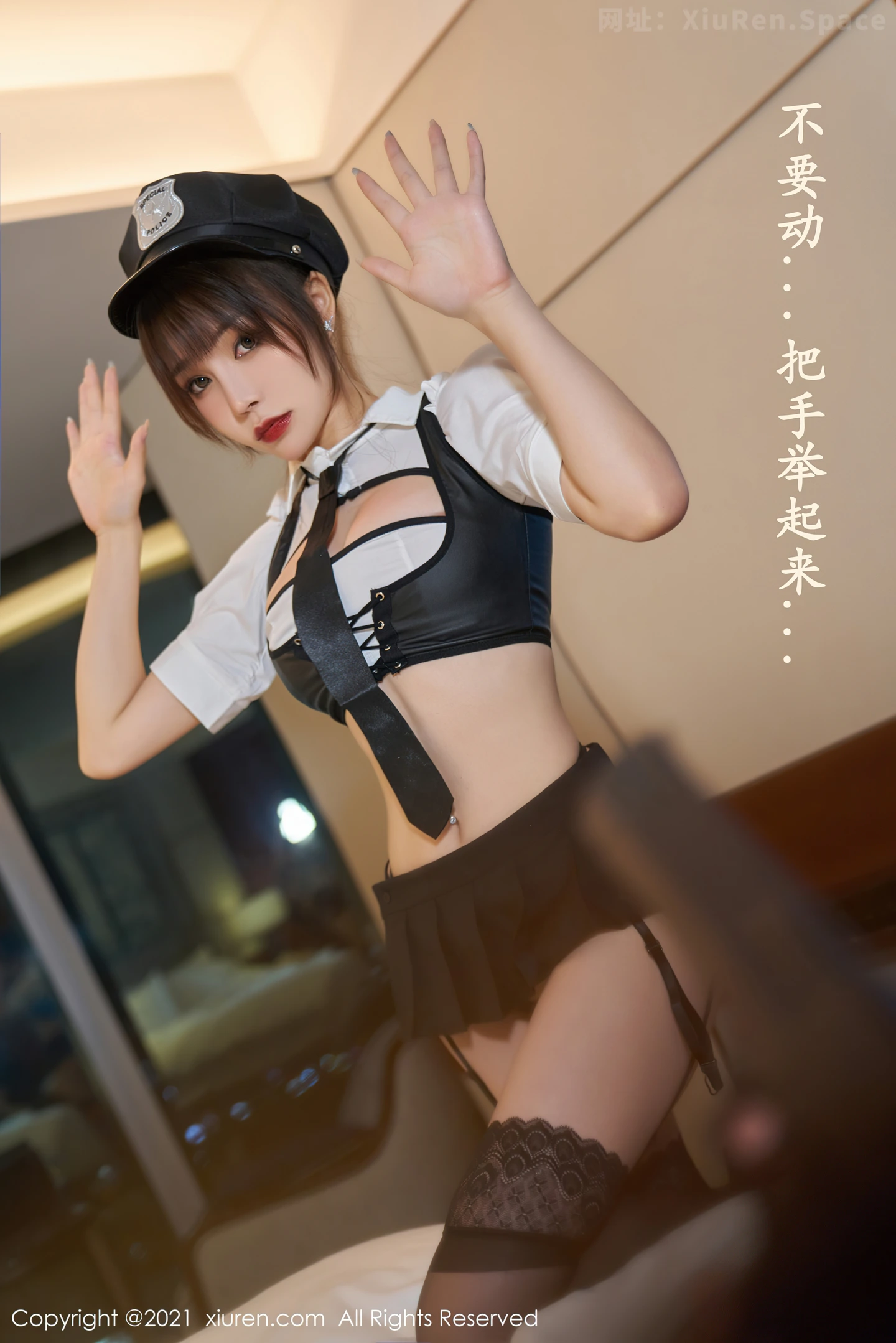 图片[2]-[XiuRen秀人网]VOL.3588 女神芝芝Booty情趣警花制服主题丁字裤配黑丝裤袜惹火诱惑写真70P-秀人网官方网站